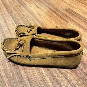 MINNETONKA KILTY SUEDE SOFT SOLE BROWN MOCCASINS SIZE 8